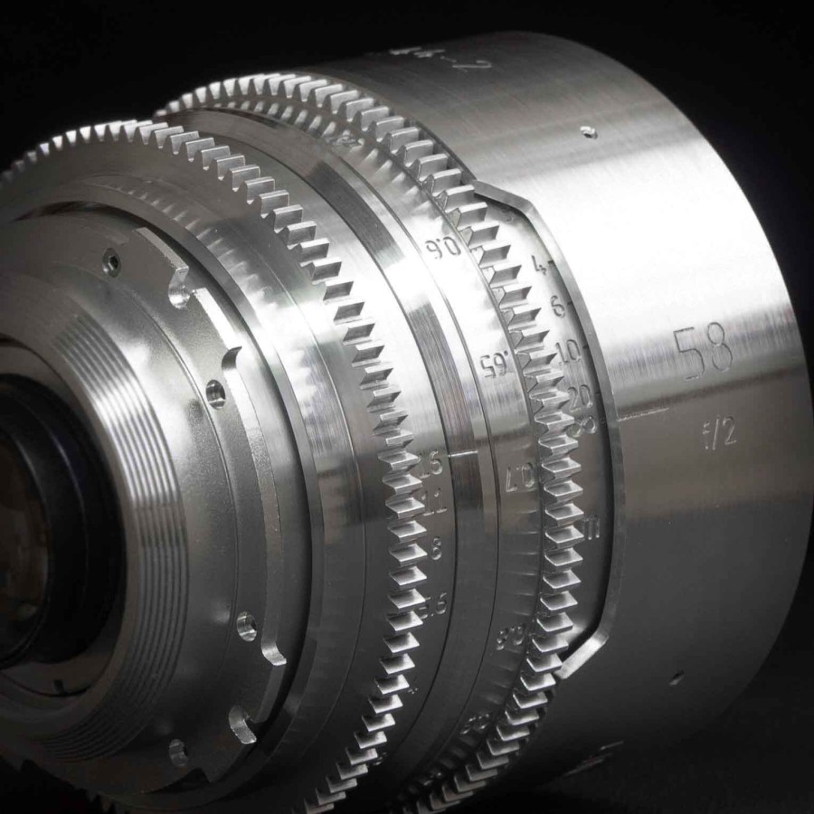 Серебристый корпус CineMetalMod для Гелиоса 58 мм, крупный план шестерён