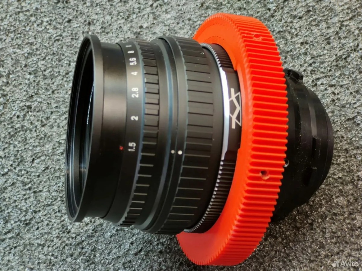 Объектив f/1.5 с оранжевым зубчатым кольцом фокуса и печатным корпусом